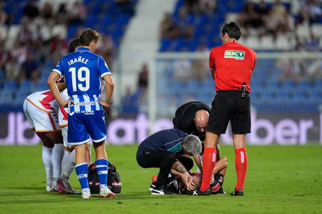 August 20, 2026, Leganes, Madrid, Spain: Pelayo Fernandez of Rayo Vallecano is attended to by medical staff during the Spanish League, LaLiga EA Sports, football match played between Rayo Vallecano and Deportivo Alaves at Butarque stadium on August 20, 2026, in Leganes, Madrid, Spain. Leganes Spain - ZUMAa181 20260820_zaa_a181_101 Copyright: xDennisxAgyemanx