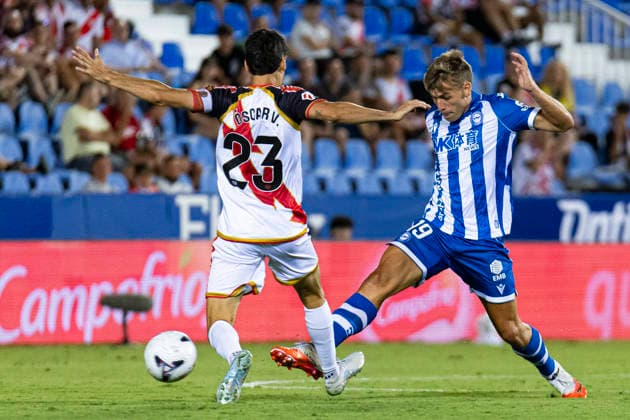 ESP: Rayo Vallecano v Deportivo Alaves La Liga EA Sports Pablo Ibanez of Deportivo Alaves is defended by Oscar Valentin of Rayo Vallecano during La Liga EA Sports match between Rayo Vallecano and Deportivo Alaves at Estadio Butarque on August 20, 2026 in Leganes, Spain. Leganes Madrid Spain Football *** ESP Rayo Vallecano vs. Deportivo Alavés La Liga EA Sports Pablo Ibánez of Deportivo Alavés is marked by Óscar Valentín of Rayo Vallecano during a La Liga EA Sports match between Rayo Vallecano and Deportivo Alavés at Estadio Butarque on August 20, 2026, in Leganés, Spain. Leganés, Madrid, Spain. Soccer Copyright: xAlejandroxMatiasx