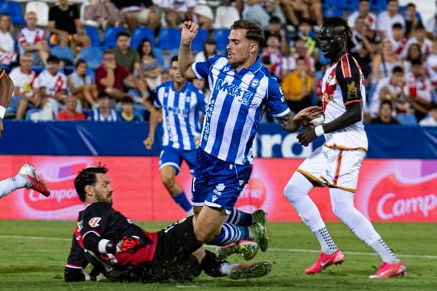 ESP: Rayo Vallecano v Deportivo Alaves La Liga EA Sports Toni Martinez of Deportivo Alaves crash with Augusto Batalla of Rayo Vallecano during La Liga EA Sports match between Rayo Vallecano and Deportivo Alaves at Estadio Butarque on August 20, 2026 in Leganes, Spain. Leganes Madrid Spain Football *** ESP Rayo Vallecano vs. Deportivo Alavés La Liga EA Sports: Toni Martínez of Deportivo Alavés collides with Augusto Batalla of Rayo Vallecano during a La Liga EA Sports match between Rayo Vallecano and Deportivo Alavés at Estadio Butarque on August 20, 2026, in Leganés, Spain. Leganés, Madrid, Spain. Soccer Copyright: xAlejandroxMatiasx