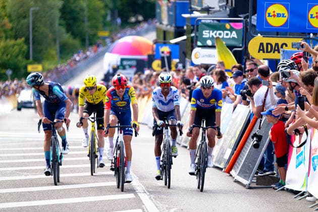Im Zielsprint bergauf um den zweiten Platz gewinnt Isaac del Toro knapp vor Ciccone, Tesfatsion und Zambanini. *** In the uphill sprint for second place, Isaac del Toro narrowly beat Ciccone, Tesfatsion, and Zambanini