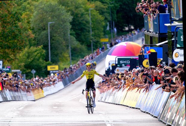 Louis BarrÃ gewinnt solo die erste Etappe *** Louis BarrÃ Wins the First Stage Solo