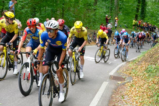 Das Peloton im letzten Anstieg einer kräftezehrenden Etappe *** The peloton on the final climb of a grueling stage