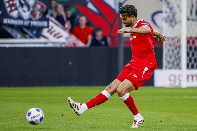 ENSCHEDE - Robin Pröpper of FC Twente passes the ball during the UEFA Conference League match between FC Twente and Qarabag FK at De Grolsch Veste stadium on August 20, 2026 in Enschede, the Netherlands. WART BRINKERHOF ANP xVIxANPxSportx xMarcelxterxBalsxIVx 565896481 originalFilename: 565896481.jpg