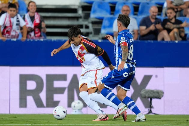 August 20, 2026, Leganes, Madrid, Spain: Andrei Ratiu of Rayo Vallecano and Antonio Blanco of Deportivo Alaves compete for the ball during the Spanish League, LaLiga EA Sports, football match played between Rayo Vallecano and Deportivo Alaves at Butarque stadium on August 20, 2026, in Leganes, Madrid, Spain. Leganes Spain - ZUMAa181 20260820_zaa_a181_117 Copyright: xDennisxAgyemanx
