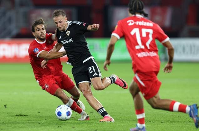 ENSCHEDE - FC Twente verdediger Bart van Rooij met FK Qarabag middenvelder Olexiy Kashchuk tijdens de UEFA Conference League wedstrijd tussen FC Twente en FK Qarabag in Golsch Veste op 20 augustus 2026 in Enschede , Nederland. - *** FC Twente defender Bart van Rooij and FK Qarabag midfielder Olexiy Kashchuk during the UEFA Conference League match between FC Twente and FK Qarabag at Golsch Veste on August 20, 2026, in Enschede, the Netherlands