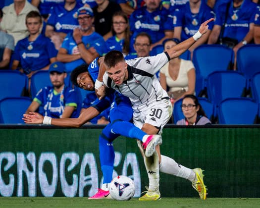 Getafe CF v FK Partizan - UEFA Conference League 2026 27 Play-Off Round First Leg Johan Mojica of Getafe CF (L) is in action against Milan Roganovic of FK Partizan (R) during the UEFA Conference League 2026 27 play-off round first leg football match between Getafe CF and FK Partizan at Estadio Coliseum on August 20, 2026 in Getafe, Spain. Getafe Estadio Coliseum Madrid Spain Copyright: xAlbertoxGardinx AGardin_20260820_Foot_Geta_Par_0102