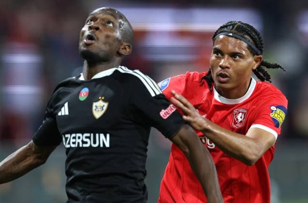 ENSCHEDE - FC Twente aanvaller Filip Thorvaldsen met FK Qarabag verdediger Bruno Langa tijdens de UEFA Conference League wedstrijd tussen FC Twente en FK Qarabag in Golsch Veste op 20 augustus 2026 in Enschede , Nederland. - *** ENSCHEDE FC Twente forward Filip Thorvaldsen and FK Qarabag defender Bruno Langa during the UEFA Conference League match between FC Twente and FK Qarabag at Golsch Veste on August 20, 2026, in Enschede, the Netherlands