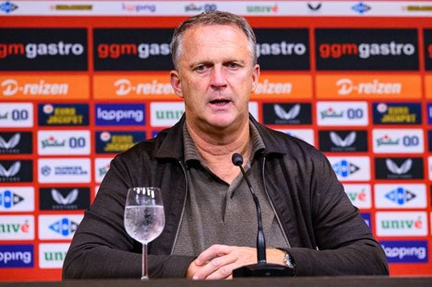 ENSCHEDE , 20 08-2026 , Stadium Grolsch Veste , season 2026 2027 , UEFA Conference League play-off football , match between FC Twente and FK Qarabag , picture shows FC Twente coach John van den Brom during press conference, PK, Pressekonferenz after the match Twente - Qarabag  x205879291x Copyright: