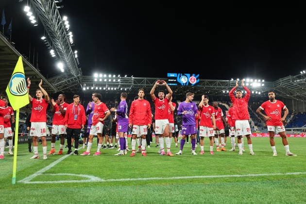 August 20, 2026, Bergamo, Lombardia: Hapoel Tel Aviv s players salutes their fans at the end of the UEFA Champions League play-offs 1st leg soccer match between Atalanta BC and Hapoel Tel Aviv at the Bergamo Stadium in Bergamo, Italy, 20 August 2026..ANSA MICHELE MARAVIGLIA. Soccer: Conference League; Atalanta-Hapoel Tel Aviv  - ZUMAa110 20260820_zaf_a110_020 Copyright: xMichelexMaravigliax