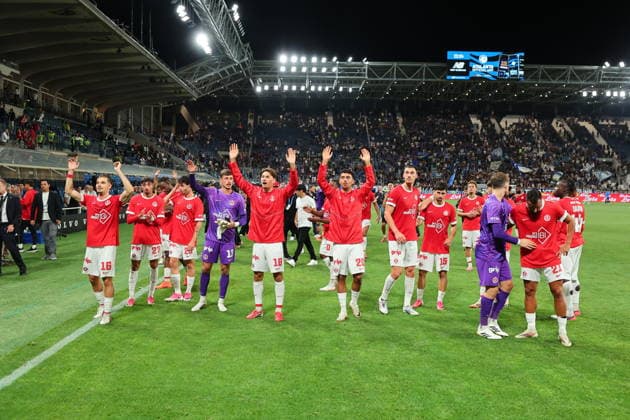 August 20, 2026, Bergamo, Lombardia: Hapoel Tel Aviv s players salutes their fans at the end of the UEFA Champions League play-offs 1st leg soccer match between Atalanta BC and Hapoel Tel Aviv at the Bergamo Stadium in Bergamo, Italy, 20 August 2026..ANSA MICHELE MARAVIGLIA. Soccer: Conference League; Atalanta-Hapoel Tel Aviv  - ZUMAa110 20260820_zaf_a110_023 Copyright: xMichelexMaravigliax