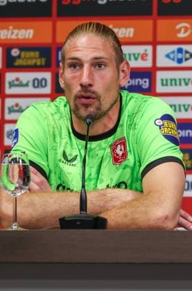 ENSCHEDE - FC Twente keeper Lars Unnerstall tijdens de persconferentie na afloop van de UEFA Conference League wedstrijd tussen FC Twente en FK Qarabag in Golsch Veste op 20 augustus 2026 in Enschede , Nederland. - *** ENSCHEDE FC Twente goalkeeper Lars Unnerstall during the press conference following the UEFA Conference League match between FC Twente and FK Qarabag at Golsch Veste on August 20, 2026, in Enschede, the Netherlands