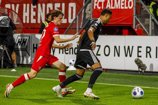 ENSCHEDE - Dani Bolt of Qarabag FK passes the ball under pressure from Sondre Orjasaeter of FC Twente during the UEFA Conference League match between FC Twente and Qarabag FK at De Grolsch Veste stadium on 20 August 2026 in Enschede, the Netherlands. WART BRINKERHOF ANP xVIxANPxSportx xMarcelxterxBalsxIVx 565897626 originalFilename: 565897626.jpg