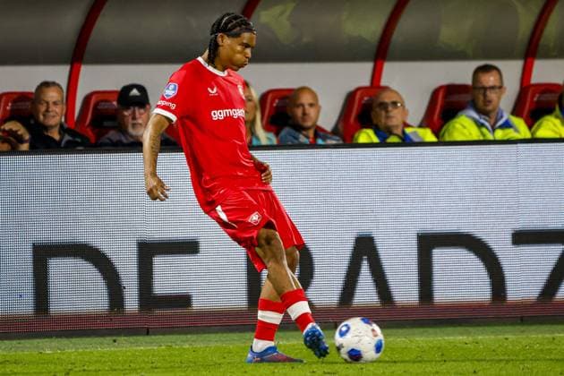 ENSCHEDE - Filip Thorvaldsen of FC Twente passes the ball during the UEFA Conference League match between FC Twente and Qarabag FK at De Grolsch Veste stadium on August 20, 2026 in Enschede, the Netherlands. WART BRINKERHOF ANP xVIxANPxSportx xMarcelxterxBalsxIVx 565897664 originalFilename: 565897664.jpg