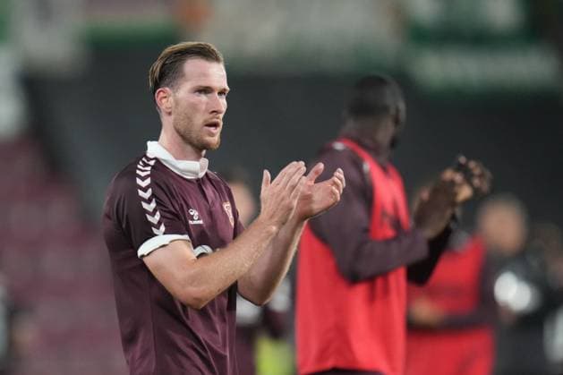 Jamie McCart of Heart of Midlothian applauds the fans Heart of Midlothian v Rapid Vienna, UEFA Conference League, Play-Off Round, First Leg, Football, Tynecastle Park, Edinburgh, Scotland, UK - 20 Aug 2026Edinburgh Tynecastle Park United Kingdom  Copyright: xPetexSummers Shutterstockx 17108692gn