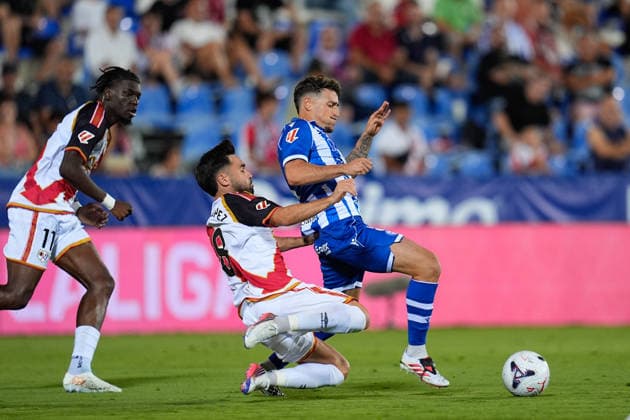 August 20, 2026, Leganes, Madrid, Spain: Unai Lopez of Rayo Vallecano and Antonio Blanco of Deportivo Alaves compete for the ball during the Spanish League, LaLiga EA Sports, football match played between Rayo Vallecano and Deportivo Alaves at Butarque stadium on August 20, 2026, in Leganes, Madrid, Spain. Leganes Spain - ZUMAa181 20260820_zaa_a181_128 Copyright: xDennisxAgyemanx
