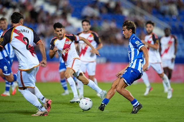 August 20, 2026, Leganes, Madrid, Spain: Mikel Rodriguez of Deportivo Alaves passes the ball during the Spanish League, LaLiga EA Sports, football match played between Rayo Vallecano and Deportivo Alaves at Butarque stadium on August 20, 2026, in Leganes, Madrid, Spain. Leganes Spain - ZUMAa181 20260820_zaa_a181_133 Copyright: xDennisxAgyemanx