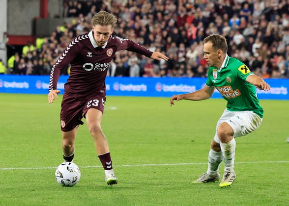 Heart of Midlothian v SK Rapid Wien UEFA Europa Conference League Jordi Altena of Heart of Midlothian (left) drives forward with the ball into the box as Nikolaus Wurmbrand of SK Rapid Wien defends during the UEFA Europa Conference League Play-Off First Leg match at Tynecastle Park, Edinburgh 20 08 2026 UK Newspapers OUT Copyright: xFredxPalmerx FIL-23809-0152