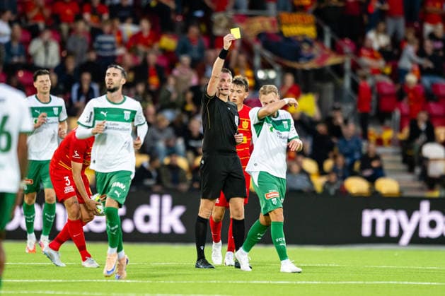 FC Nordsjaelland v St. Gallen, UEFA Conference League qualification, Farum, Denmark Farum, Denmark. 20th, August 2026. Referee Ondrej Berka books Lukas Daschner of St. Gallen during the UEFA Conference League qualification match between FC Nordsjaelland and St. Gallen at Right to Dream Park in Farum. Denmark, Farum  Copyright: xGonzalesxPhoto TobiasxJorgensenx