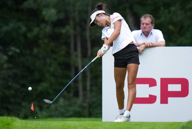 August 20, 2026, Edmonton, Ab, CANADA: Canada s Aphrodite Deng, of Calgary, hits her tee shot on the fourth hole during the first round at the CPKC Canadian Women s Open LPGA, Golf Damen golf tournament, in Edmonton, on Thursday, Aug. 20, 2026. Canada News - August 20, 2026  - ZUMAc35_ 20260820_zaf_c35_100 Copyright: xDarrylxDyckx