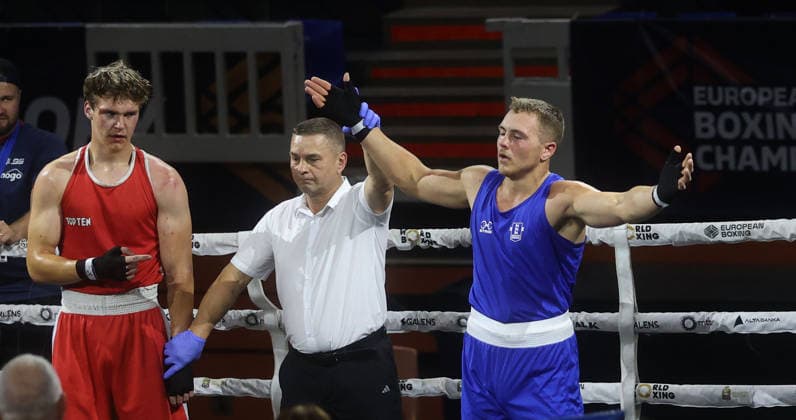 20.08.2026 Loznica(Serbia) European Juniors U19 boxing championship men s -90kg semi fiinal Markuss Reke(L) Latvia, Andrei Slobodjanov(C) Estonia referee raise up hand of Albe Dowell (r) England :
