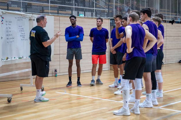 1.Volleyball Bundesliga -Saison 2026 2027 Cerebricks Volley Goats Mitteldeutschland Training Halle, Deutschland 20.August 2026: Im Bild:Mitte Trainer Brad Hudson (Volleygoats) spricht zu seinen Spielern Halle Saale swh.Arena Sachsen-Anhalt Deutschland *** 1st Volleyball Bundesliga, 2026–2027 Season: Cerebricks Volley Goats Mitteldeutschland Training in Halle, Germany, August 20, 2026. Pictured in the center: Volley Goats coach Brad Hudson speaking to his players at the Halle Saale swh Arena in Saxony-Anhalt, Germany