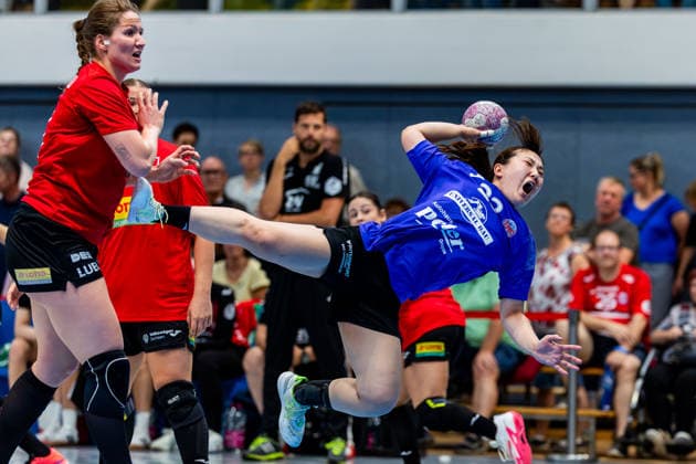 20.08.2026, GER, Handball, Frauen, Saison 2026 2027, Alsco 1.Bl, Testspiel, Thueringer HC - BSV Sachsen Zwickau Victoria Hasselbusch (BSV Sachsen Zwickau), Natsuki Aizawa (Thueringer HC,23) Mühlhausen Görmarhalle Thüringen Deutschland *** August 20, 2026, GER, Handball, Women, 2026–2027 Season, Alsco 1st Division, Friendly Match, Thuringer HC vs. BSV Sachsen Zwickau, Victoria Hasselbusch (BSV Sachsen Zwickau), Natsuki Aizawa (Thuringer HC), 23 Mühlhausen, Görmarhalle, Thuringia, Germany