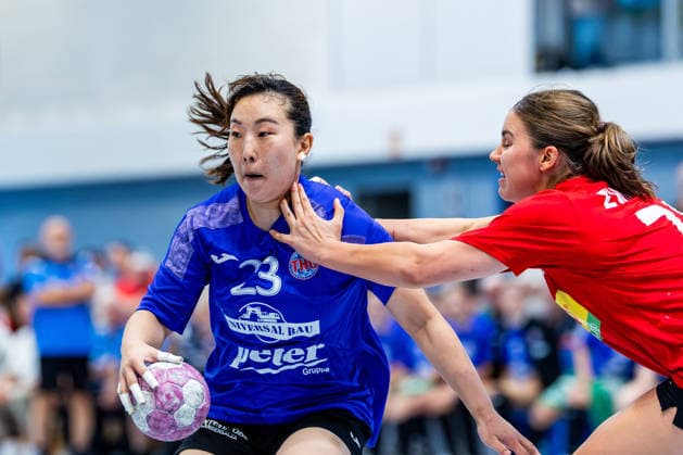 20.08.2026, GER, Handball, Frauen, Saison 2026 2027, Alsco 1.Bl, Testspiel, Thueringer HC - BSV Sachsen Zwickau Natsuki Aizawa (Thueringer HC,23), Nina Ramusovic (BSV Sachsen Zwickau) Mühlhausen Görmarhalle Thüringen Deutschland *** August 20, 2026, GER, Handball, Women, 2026–2027 Season, Alsco 1st Division, Friendly Match, Thuringer HC vs. BSV Sachsen Zwickau, Natsuki Aizawa (Thuringer HC), 23, Nina Ramusovic (BSV Sachsen Zwickau), Mühlhausen, Görmarhalle, Thuringia, Germany