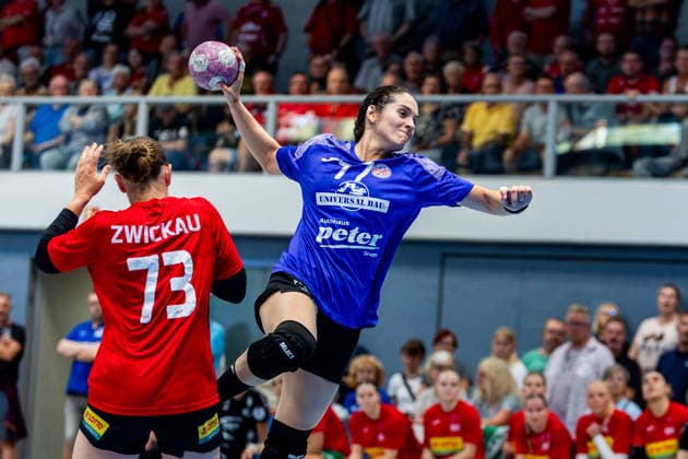 20.08.2026, GER, Handball, Frauen, Saison 2026 2027, Alsco 1.Bl, Testspiel, Thueringer HC - BSV Sachsen Zwickau Zoe Stens (BSV Sachsen Zwickau), Kelly de Abreu Rosa (Thueringer HC,77) Mühlhausen Görmarhalle Thüringen Deutschland *** August 20, 2026, GER, Handball, Women, 2026–2027 Season, Alsco 1st Division, Exhibition Match, Thuringer HC vs. BSV Sachsen Zwickau, Zoe Stens (BSV Sachsen Zwickau), Kelly de Abreu Rosa (Thuringer HC), 77 Mühlhausen, Görmarhalle, Thuringia, Germany