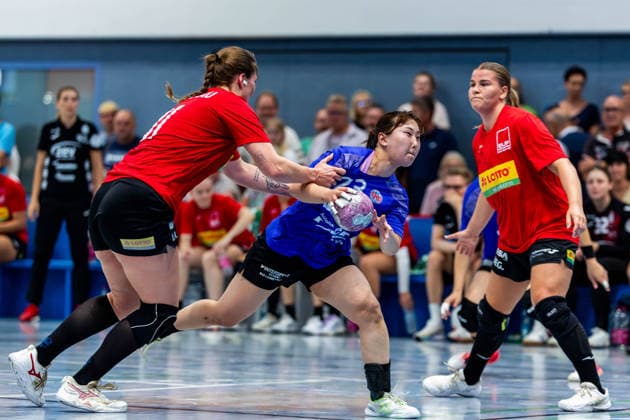 20.08.2026, GER, Handball, Frauen, Saison 2026 2027, Alsco 1.Bl, Testspiel, Thueringer HC - BSV Sachsen Zwickau Victoria Hasselbusch (BSV Sachsen Zwickau), Natsuki Aizawa (Thueringer HC,23) Mühlhausen Görmarhalle Thüringen Deutschland *** August 20, 2026, GER, Handball, Women, 2026–2027 Season, Alsco 1st Division, Friendly Match, Thuringer HC vs. BSV Sachsen Zwickau, Victoria Hasselbusch (BSV Sachsen Zwickau), Natsuki Aizawa (Thuringer HC), 23, Görmarhalle, Mühlhausen, Thuringia, Germany