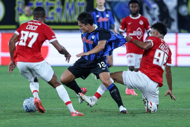 Atalanta v Hapoel Tel Aviv, UEFA Conference League qualification, Bergamo, Italy Bergamo, Italy, August 20th, 2026. Giacomo Raspadori (18) of Atalanta seen in between Marcus Coco (97) and Falcao (98) of Hapoel Tel Aviv FC during the UEFA Conference League match between Atalanta B.C. and Hapoel Tel Aviv at the New Balance Arena in Bergamo. Italy, Bergamo  Copyright: xGonzalesxPhoto StefanoxNicolix