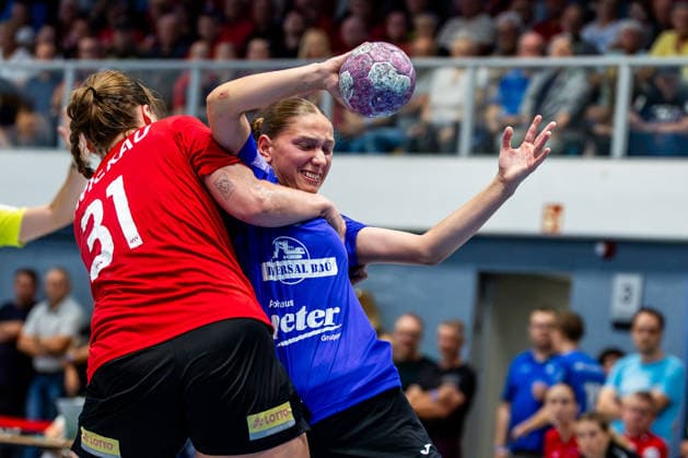 20.08.2026, GER, Handball, Frauen, Saison 2026 2027, Alsco 1.Bl, Testspiel, Thueringer HC - BSV Sachsen Zwickau Victoria Hasselbusch (BSV Sachsen Zwickau), Dilayla Alarslan (Thueringer HC,38) Mühlhausen Görmarhalle Thüringen Deutschland *** August 20, 2026, GER, Handball, Women, 2026–2027 Season, Alsco 1st Division, Friendly Match, Thuringer HC vs. BSV Sachsen Zwickau, Victoria Hasselbusch (BSV Sachsen Zwickau), Dilayla Alarslan (Thuringer HC), 38, Görmarhalle, Mühlhausen, Thuringia, Germany
