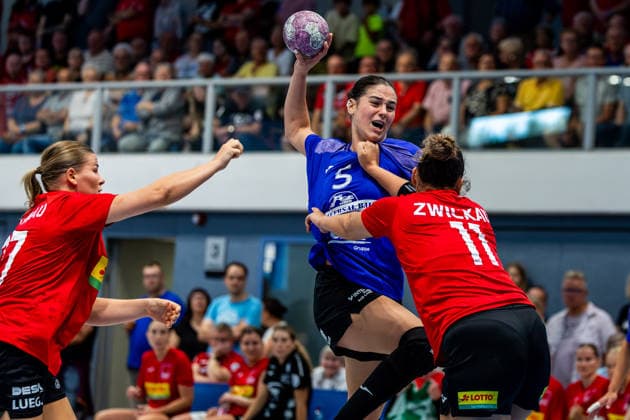 20.08.2026, GER, Handball, Frauen, Saison 2026 2027, Alsco 1.Bl, Testspiel, Thueringer HC - BSV Sachsen Zwickau Rita Campos (BSV Sachsen Zwickau), Luca Csikos (Thueringer HC,5) Mühlhausen Görmarhalle Thüringen Deutschland *** August 20, 2026, GER, Handball, Women, 2026–2027 Season, Alsco 1st Division, Exhibition Match, Thuringer HC vs. BSV Sachsen Zwickau, Rita Campos (BSV Sachsen Zwickau), Luca Csikos (Thuringer HC), Görmarhalle in Mühlhausen, Thuringia, Germany