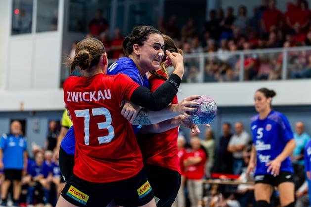 20.08.2026, GER, Handball, Frauen, Saison 2026 2027, Alsco 1.Bl, Testspiel, Thueringer HC - BSV Sachsen Zwickau Zoe Stens (BSV Sachsen Zwickau), Macela Arounian (Thueringer HC,36), Victoria Hasselbusch (BSV Sachsen Zwickau) Mühlhausen Görmarhalle Thüringen Deutschland *** August 20, 2026, GER, Handball, Women, 2026–2027 Season, Alsco 1st Division, Friendly Match, Thüringer HC vs. BSV Sachsen Zwickau, Zoe Stens (BSV Sachsen Zwickau), Macela Arounian (Thüringer HC), 36, Victoria Hasselbusch (BSV Sachsen Zwickau), Mühlhausen, Görmarhalle, Thuringia, Germany