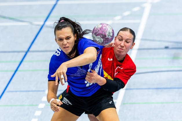 20.08.2026, GER, Handball, Frauen, Saison 2026 2027, Alsco 1.Bl, Testspiel, Thueringer HC - BSV Sachsen Zwickau Jana Leonie Scheib (Thueringer HC,20), Zoe Stens (BSV Sachsen Zwickau) Mühlhausen Görmarhalle Thüringen Deutschland *** August 20, 2026, GER, Handball, Women, 2026–2027 Season, Alsco 1st Division, Friendly Match, Thuringer HC vs. BSV Sachsen Zwickau, Jana Leonie Scheib (Thuringer HC), 20, Zoe Stens (BSV Sachsen Zwickau), Mühlhausen, Görmarhalle, Thuringia, Germany