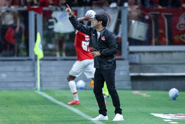 Atalanta v Hapoel Tel Aviv, UEFA Conference League qualification, Bergamo, Italy Bergamo, Italy, August 20th, 2026. Head coach Elyaniv Barda for Hapoel Tel Aviv FC seen during the UEFA Conference League match between Atalanta B.C. and Hapoel Tel Aviv at the New Balance Arena in Bergamo. Italy, Bergamo  Copyright: xGonzalesxPhoto StefanoxNicolix