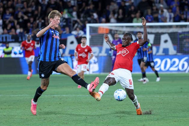 Atalanta v Hapoel Tel Aviv, UEFA Conference League qualification, Bergamo, Italy Bergamo, Italy, August 20th, 2026. Thomas Kristensen (L) of Atalanta and Emmanuel Boateng (9) of Hapoel Tel Aviv FC seen during the UEFA Conference League match between Atalanta B.C. and Hapoel Tel Aviv at the New Balance Arena in Bergamo. Italy, Bergamo  Copyright: xGonzalesxPhoto StefanoxNicolix