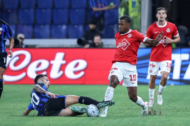 Atalanta v Hapoel Tel Aviv, UEFA Conference League qualification, Bergamo, Italy Bergamo, Italy, August 20th, 2026. Gianluca Gaetano (70) of Atalanta and Alexandre Silva (10) of Hapoel Tel Aviv FC seen during the UEFA Conference League match between Atalanta B.C. and Hapoel Tel Aviv at the New Balance Arena in Bergamo. Italy, Bergamo  Copyright: xGonzalesxPhoto StefanoxNicolix
