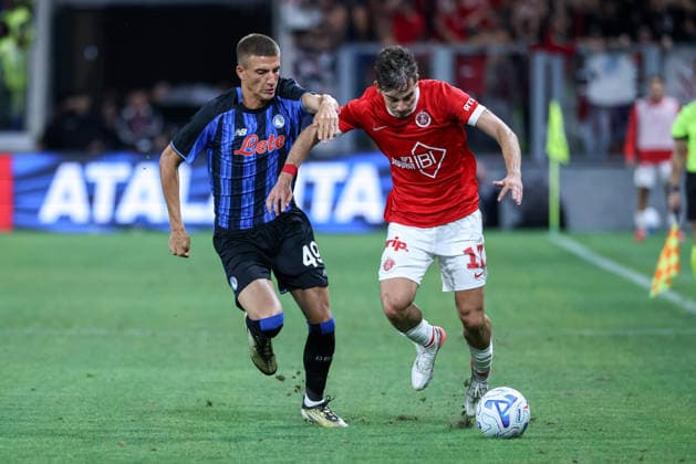 Atalanta v Hapoel Tel Aviv, UEFA Conference League qualification, Bergamo, Italy Bergamo, Italy, August 20th, 2026. Federico Cassa (49) of Atalanta and Doron Leidner (16) of Hapoel Tel Aviv FC seen during the UEFA Conference League match between Atalanta B.C. and Hapoel Tel Aviv at the New Balance Arena in Bergamo. Italy, Bergamo  Copyright: xGonzalesxPhoto StefanoxNicolix