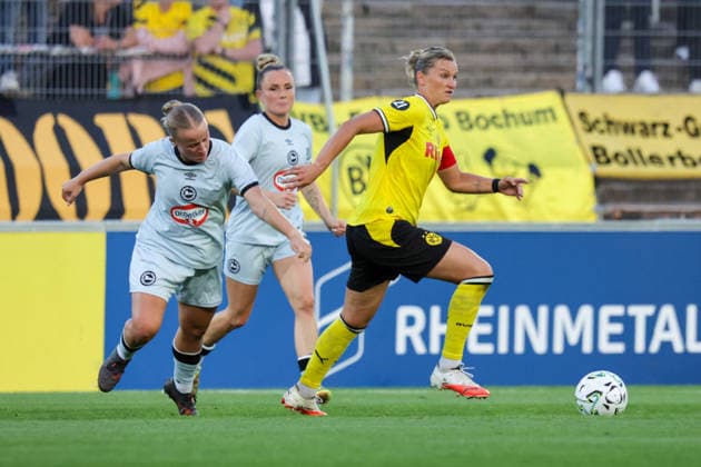 20.08.2026, xgrfx, Fussball Frauen Regionalliga West, Borussia Dortmund - Arminia Bielefeld v.l. Fabienne-Chiara Brakemeier (Arminia Bielefeld), Alexandra Popp (Borussia Dortmund) Dortmund *** August 20, 2026, xgrfx, Women s Regional League West, Borussia Dortmund vs. Arminia Bielefeld, Fabienne Chiara Brakemeier (Arminia Bielefeld), Alexandra Popp (Borussia Dortmund), Dortmund