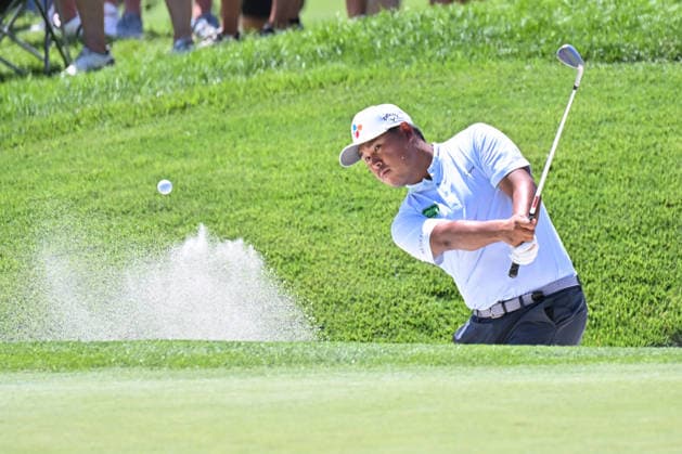 ST. LOUIS, MO - AUGUST 20: Si Woo Kim of the Republic of Korea hits out of the sand trap on the 6th green during the first round of the PGA, Golf Herren BMW Championship ship round one on Thursday August 20th, 2026 at Bellerive Country Club in Town and Country, MO (Photo by Rick Ulreich Icon Sportswire) GOLF: AUG 20 PGA BMW Championship EDITORIAL USE ONLY Icon2608206180132