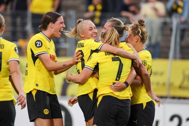 Dortmund, Deutschland: 20.08.2026 - Regionalliga West Frauen - Saison 26 27 - 1. Spieltag - Borussia Dortmund Frauen vs. DSC Arminia Bielefeld Frauen Im Bild: v.li. die Dritte Torschützin Alexandra Popp (BVB) macht das Tor zum 2:0 für Dortmund und jubelt mit Lara Schmidt (BVB), Frederike Kempe (BVB), Ramona Meier (BVB) und Rita Schumacher (BVB) *** Dortmund, Germany August 20, 2026 Regionalliga West Women Season 26–27 Matchday 1 Borussia Dortmund Women vs. DSC Arminia Bielefeld Women Pictured from left: Third goal scorer Alexandra Popp (BVB) scores the 2–0 goal for Dortmund and celebrates with Lara Schmidt (BVB, Frederike Kempe (BVB), Ramona Meier (BVB), and Rita Schumacher (BVB) Copyright: HMBxMedia MadeleinexFantini