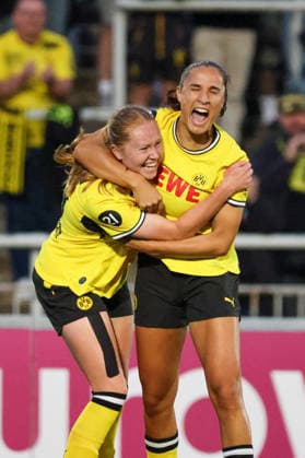 Dortmund, Deutschland: 20.08.2026 - Regionalliga West Frauen - Saison 26 27 - 1. Spieltag - Borussia Dortmund Frauen vs. DSC Arminia Bielefeld Frauen Im Bild: v.li. Torschützin Ronja Leubner (BVB) macht das Tor zum 3:0 für Dortmund und jubelt mit Jenske Steenwijk (BVB) *** Dortmund, Germany, August 20, 2026, Regionalliga West Women, Season 26–27, Matchday 1: Borussia Dortmund Women vs. DSC Arminia Bielefeld Women. Pictured from left: Goal scorer Ronja Leubner of BVB scores the goal to make it 3–0 for Dortmund and celebrates with Jenske Steenwijk, BVB Copyright: HMBxMedia MadeleinexFantini