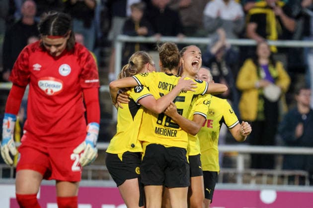 Dortmund, Deutschland: 20.08.2026 - Regionalliga West Frauen - Saison 26 27 - 1. Spieltag - Borussia Dortmund Frauen vs. DSC Arminia Bielefeld Frauen Im Bild: v.li. Torschützin Ronja Leubner (BVB) macht das Tor zum 3:0 für Dortmund und jubelt mit Jacqueline Meißner Meissner (BVB) und Jenske Steenwijk (BVB) *** Dortmund, Germany, August 20, 2026, Regionalliga West Women, Season 26–27, Matchday 1: Borussia Dortmund Women vs. DSC Arminia Bielefeld Women. Pictured from left: Goal scorer Ronja Leubner (BVB) scores the 3–0 goal for Dortmund and celebrates with Jacqueline Meißner Meissner (BVB) and Jenske Steenwijk (BVB) Copyright: HMBxMedia MadeleinexFantini
