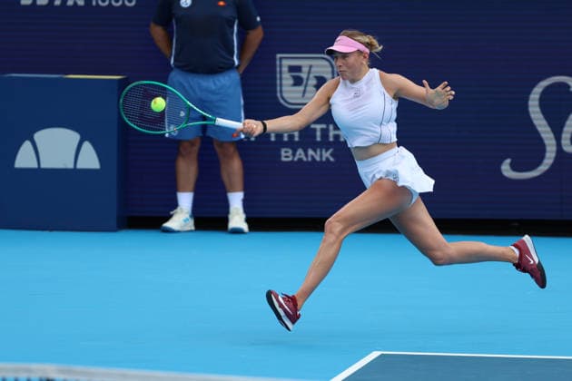 August 20, 2026, Mason, Oh, USA: Cincinnati Open Tennis 2026 - Amanda Anisimova hits a ball against Jessica Pegula in the Cincinnati Open Tennis Tournament held in Mason OH. 2026 08 20. ZUMAPress Mason USA - ZUMAn24_ 20260820_zaf_n24_007 Copyright: xWallyxNellx
