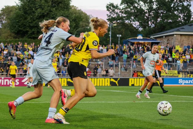 Dortmund, Deutschland: 20.08.2026 - Regionalliga West Frauen - Saison 26 27 - 1. Spieltag - Borussia Dortmund Frauen vs. DSC Arminia Bielefeld Frauen Im Bild: v.li. Martha Stuckenschnieder (Bielefeld) und Ann-Sophie Vogel (BVB) im Laufduell *** Dortmund, Germany, August 20, 2026; Regionalliga West Women, Season 26-27, Matchday 1: Borussia Dortmund Women vs. DSC Arminia Bielefeld Women. Pictured, from left: Martha Stuckenschnieder (Bielefeld) and Ann Sophie Vogel (BVB) in a footrace. Copyright: HMBxMedia MadeleinexFantini
