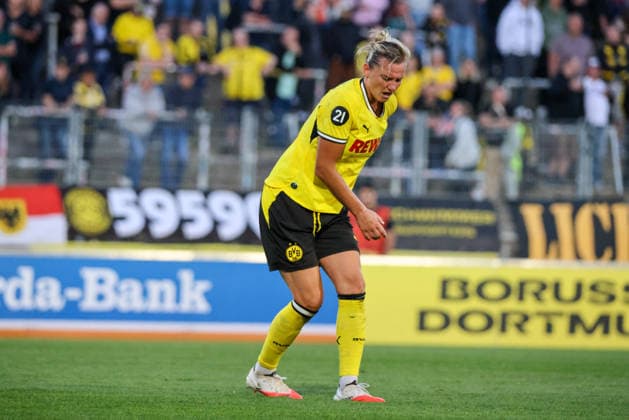 Dortmund, Deutschland: 20.08.2026 - Regionalliga West Frauen - Saison 26 27 - 1. Spieltag - Borussia Dortmund Frauen vs. DSC Arminia Bielefeld Frauen Im Bild: Alexandra Popp (BVB) mit Schmerzen auf dem Spielfeld *** Dortmund, Germany, August 20, 2026, Regionalliga West Women, Season 26-27, Matchday 1: Borussia Dortmund Women vs. DSC Arminia Bielefeld Women. Pictured: Alexandra Popp of BVB, in pain on the field. Copyright: HMBxMedia MadeleinexFantini