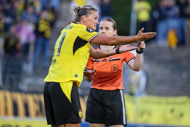 Dortmund, Deutschland: 20.08.2026 - Regionalliga West Frauen - Saison 26 27 - 1. Spieltag - Borussia Dortmund Frauen vs. DSC Arminia Bielefeld Frauen Im Bild: v.li. Alexandra Popp (BVB) diskutiert mit Schiedsrichterin Lena May (Deutschland) wegen des Fouls und ist dabei sehr aufgebracht *** Dortmund, Germany, August 20, 2026, Regionalliga West Women, Season 26–27, Matchday 1: Borussia Dortmund Women vs. DSC Arminia Bielefeld Women. Pictured from left: Alexandra Popp of BVB argues with referee Lena May of Germany over the foul and appears very upset. Copyright: HMBxMedia MadeleinexFantini