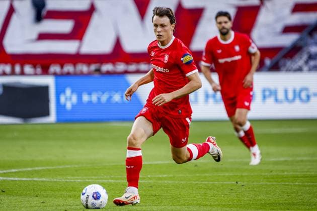ENSCHEDE - Sondre Orjasaeter of FC Twente dribbles with the ball during the UEFA Conference League match between FC Twente and Qarabag FK at De Grolsch Veste stadium on August 20, 2026, in Enschede, the Netherlands. WART BRINKERHOF ANP xVIxANPxSportx xMarcelxterxBalsxIVx 565903986 originalFilename: 565903986.jpg
