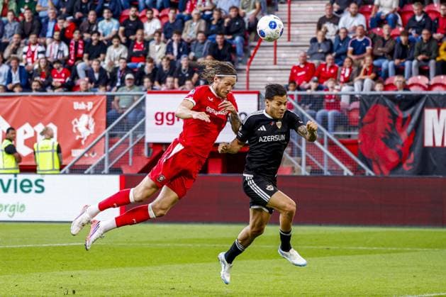 ENSCHEDE - Wout Weghorst of FC Twente and Matheus Silva of Qarabag FK during the UEFA Conference League match between FC Twente and Qarabag FK at De Grolsch Veste stadium on 20 August 2026 in Enschede, the Netherlands. WART BRINKERHOF ANP xVIxANPxSportx xMarcelxterxBalsxIVx 565903987 originalFilename: 565903987.jpg