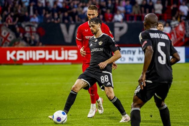ENSCHEDE - Samuel Lobato of Qarabag FK passes the ball during the UEFA Conference League match between FC Twente and Qarabag FK at De Grolsch Veste stadium on August 20, 2026 in Enschede, the Netherlands. WART BRINKERHOF ANP xVIxANPxSportx xMarcelxterxBalsxIVx 565904060 originalFilename: 565904060.jpg